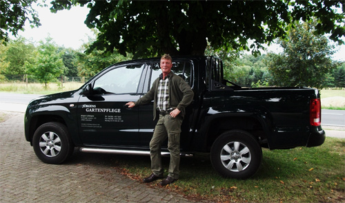 Jürgen Lohmann vor seinem Pick-Up Truck für den Transport der Tiere